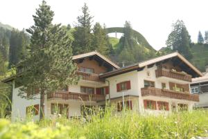 un edificio con balconi sul lato di una montagna di Apartments Bischof a Schröcken