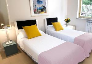 Una cama o camas en una habitación de MedApartment Sanremo 14 fotos más
