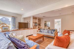a living room with two couches and a tv at Sea-Esta in Tierra Del Mar - Meredith Lodging in Tierra Del Mar