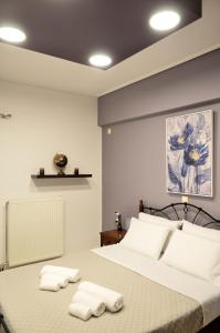 um quarto com uma cama com duas toalhas em Feve's Apartment em Kalamata