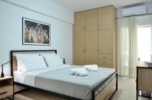 um quarto com uma cama com duas toalhas em Feve's Apartment em Kalamata