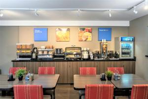 A restaurant or other place to eat at Comfort Inn Cambridge