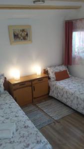 a small room with two beds and a window at Pegaz in Slappe dʼIdria
