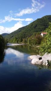 a view of a river with mountains in the background at Pegaz in Slappe dʼIdria