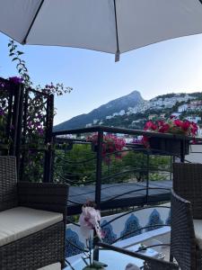 balcón con vistas a la ciudad en Aretusa Resort Amalfi Coast, en Vietri