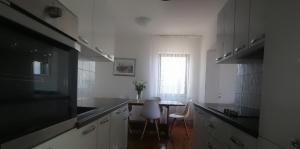 cocina con mesa, sillas y ventana en Island view, en Novi Vinodolski