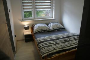 Łóżko lub łóżka w pokoju w obiekcie Apartament na Górce