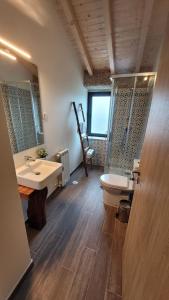 a bathroom with two sinks and a tub and a mirror at Casinhas da eira caramulo turismo rural in Arca +89 photos