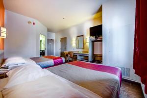 A bed or beds in a room at Motel 6-Burlington, ON - Toronto West - Oakville