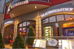 瓦伦莱斯克乐瓦伦酒店的前面有三明治店的建筑