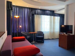 TV a/nebo společenská místnost v ubytování Samaa Hotel
