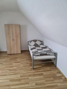 a bedroom with a bed and a wooden floor at TS1 2-OG Möbilierte Wohnung in Wolfsburgs Zentrum in Wolfsburg