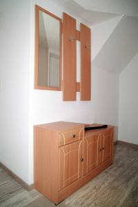 bagno con cabina in legno e specchio di FeWo -schiefe- Marie a Oberlungwitz