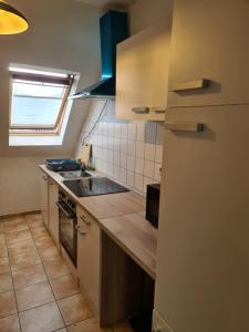 a kitchen with a sink and a stove at TS1 2-OG Möbilierte Wohnung in Wolfsburgs Zentrum in Wolfsburg