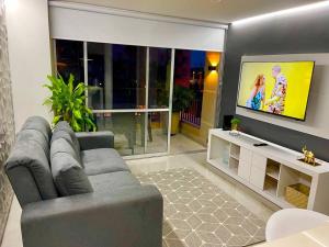 sala de estar con sofá y TV de pantalla plana en Apartamento luxury Girardot, en Girardot