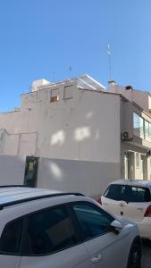 dois carros estacionados num parque de estacionamento em frente a um navio em Mooi en erg ruim appartement met een openhaard em Málaga
