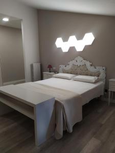 B&B MOLIN DEL TOPO في مونتي سان سافينو: غرفة نوم مع سرير أبيض مع اللوح الأمامي الأبيض