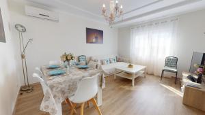 Una sala de estar con una mesa y un comedor. en Apartamentos Oncemolinos con desayuno, en Consuegra