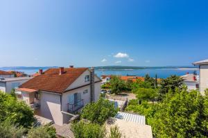 a view of a town with houses and the water at Apartman Dora in Crikvenica
