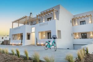 Una bicicleta azul estacionada frente a una casa en Alenor City Hotel en Naxos
