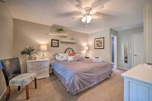 una camera da letto con un letto e un ventilatore a soffitto di Pet-Friendly Apopka Home 30 Mi to WDW! a Orlando