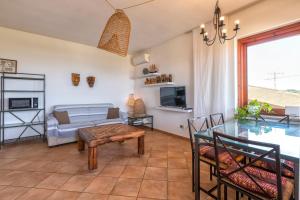 villa sunrise stintino tesisinde bir oturma alanı