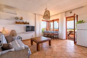 villa sunrise stintino tesisinde bir oturma alanı