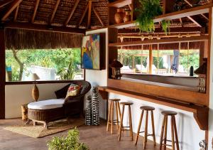 ブジオスにあるTaman Búzios Hotelの窓のある部屋にスツール付きのバー +25枚の写真