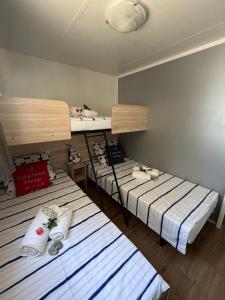 Cette chambre comprend 2 lits superposés. dans l'établissement Happy Home, à Biograd na Moru