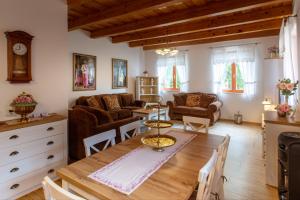 una cucina e un soggiorno con tavolo in legno di Rózsa Apartman Aggtelek ad Aggtelek