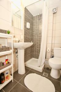 un bagno con lavandino, WC e doccia di Lovely apartment by the sea..... a Epanomi
