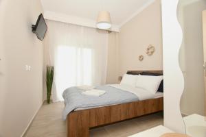 een kleine slaapkamer met een bed in een kamer bij Lovely apartment by the sea..... in Epanomi