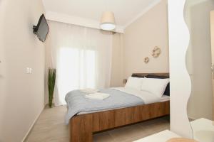 una piccola camera da letto con un letto in una stanza di Lovely apartment by the sea..... a Epanomi