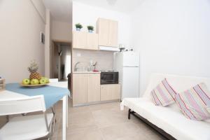 un soggiorno con tavolo e cucina di Lovely apartment by the sea..... a Epanomi Altre 24 foto