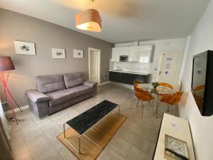 ein Wohnzimmer mit einem Sofa und einem Tisch in der Unterkunft Six Rooms Plaza Mayor in Madrid