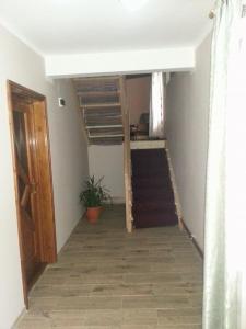Kuchyň nebo kuchyňský kout v ubytování Pensiune La Becu