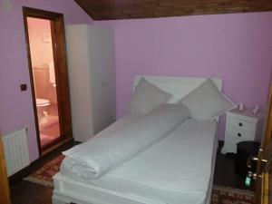 Ein Bett oder Betten in einem Zimmer der Unterkunft Pensiune La Becu