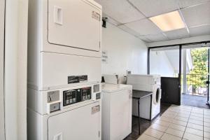 uma cozinha com electrodomésticos brancos num quarto em Motel 6-Middleburg Heights, OH - Cleveland em Middleburg Heights