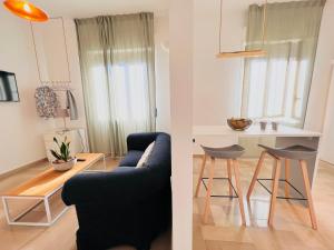 - un salon avec un canapé, une table et un tabouret dans l'établissement Villa di Nera Apartments, à Palerme 16 autres photos