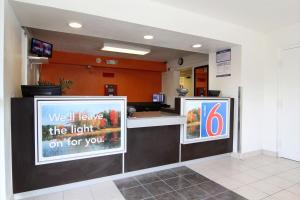 a waiting room with a counter with a light on for you at Motel 6-Middleburg Heights, OH - Cleveland in Middleburg Heights