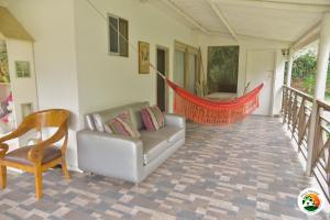 sala de estar con sofá y silla en Hotel Finca Naranjal, en Granada