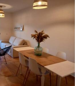 a living room with a table with a plant on it at Precioso Apartamento con vistas al Mar en La Alcaidesa in San Roque