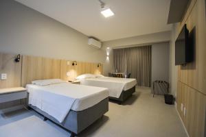 Кровать или кровати в номере Garvey Park Hotel