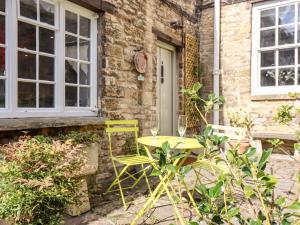 a yellow table and chairs in front of a building at 3 George Yard in Burford
