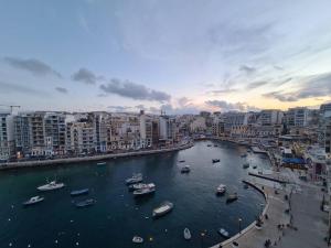 Photo de la galerie de l'établissement Exquisite 2-Bedroom Seafront Apartment in Spinola Bay, à San Ġiljan