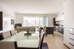 Photo de la galerie de l'établissement Exquisite 2-Bedroom Seafront Apartment in Spinola Bay, à San Ġiljan 11 autres photos