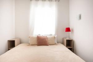 Rúm í herbergi á Luxury Seafront 2 bedroom apartment in Spinola Bay