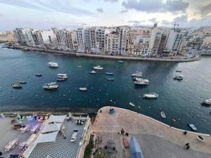 Photo de la galerie de l'établissement Exquisite 2-Bedroom Seafront Apartment in Spinola Bay, à San Ġiljan