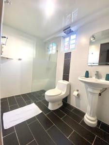 a bathroom with a toilet and a sink at LEAN LUXURY Apartamento in Santo Domingo