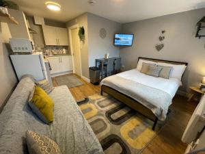 un soggiorno con letto e divano di Westend Holiday Let 4 Brecon a Brecon